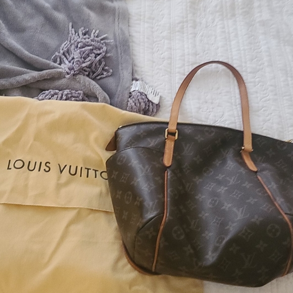 Louis Vuitton - Picture 1 of 2